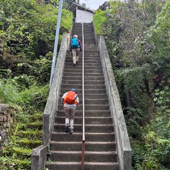 駅に登る階段、最後の急登50段！