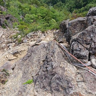 では次の山に向かいます。
ちなみに鹿納山山頂の岩場には、ロープ場があり、そこから登れます。

ま、私はいつものように使いませんけど！💥
ありのままの山を登ります！✨
つまりロープは煩悩です。

煩悩退散！煩悩退散！