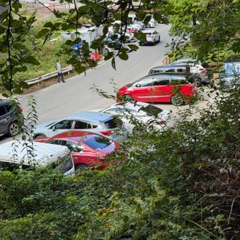 道沿いの駐車場もほぼ満車。平日ですよ。。