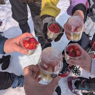 Aさんが 山盛りのフルーツカップを持ってきてくれました🍓🍇🍊🍉
ありがとうございまーす
 ٩( ᐛ )🍻( ᐖ )۶