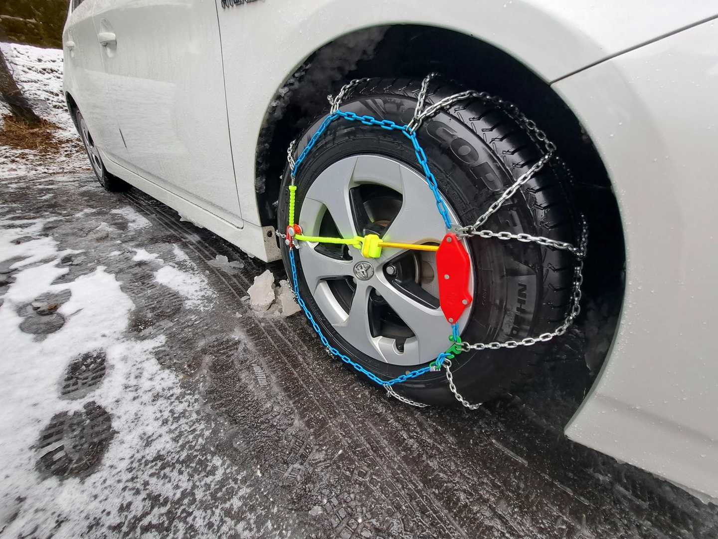 R368は交通量が少ないから、トンネル抜ける度に⛄⛄⛄
みつえ青少年旅行村への分岐点まで🚕頑張ってきたけれど…

分岐点にたまってた⛄に辛抱仕切れず、久しぶりのチェーン🛞