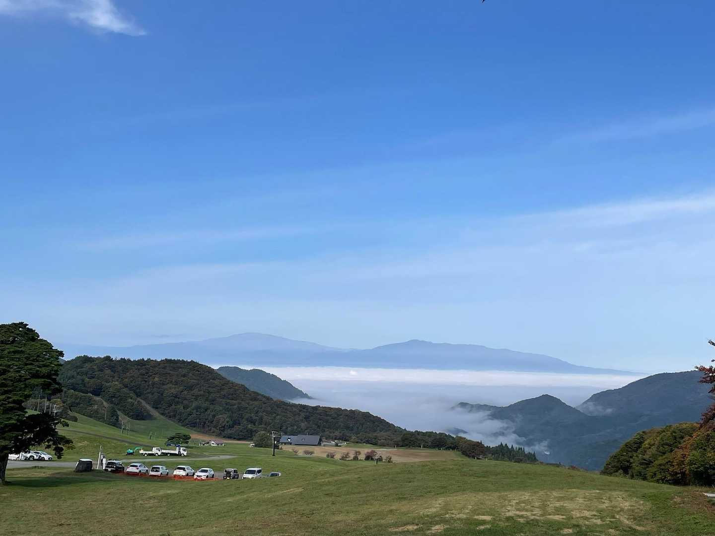 キャンプ場から月山、葉山
