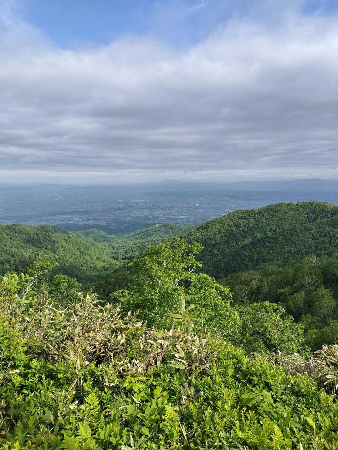 山頂からの景色、雲は日が照らなくて良かったのですがだんだんと蒸し暑さを感じました