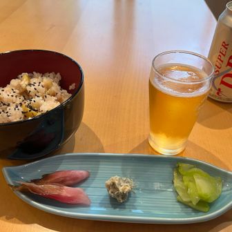 峰谷バス停前のお店で、ビール、おつまみ、栗ご飯を注文した。お土産に自家製の梅干しを持たせてくれた、感謝。　