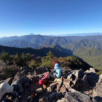 絶景ポイントの禿岩
飛龍の山頂は景色がないから巻くとのこと。巻道は結構ワイルドな道だった。(独り言・・初夏に友人たちと飛龍に登ったが、禿岩近くの飛龍権現から山頂に向かう道は割となだらかないい道だった覚えがあるので、もしかしたら山頂ルートの方が楽かもと思った)