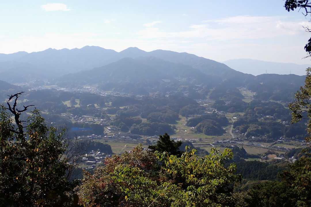 山頂からの眺め。左から音羽三山、右奥、金剛山