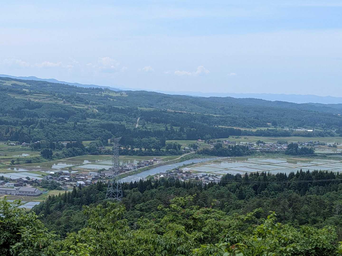 景色が一旦開けます。下田の町並み。ゆったり落ち着く景色ですね✨