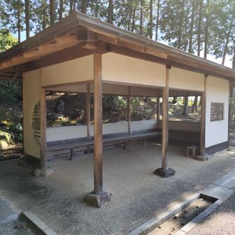 東屋　休憩所がありました　屋根と椅子のみ