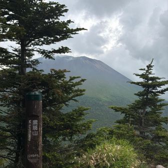 黒斑山山頂2404mに到着です。
一気に下山します😉