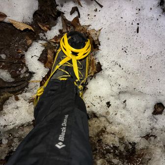 早々に12本装着。
ここから約1時間、夏道に沿わずひたすら直登。
雪はシャーベット状で歩きにくい。