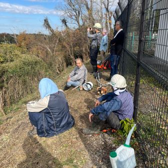 午前の休憩、皆んなで開拓した斜面を見て満足してます