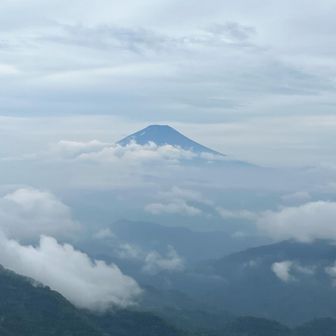 頭だけの富士山、おにぎり、茹で卵食べて下山します