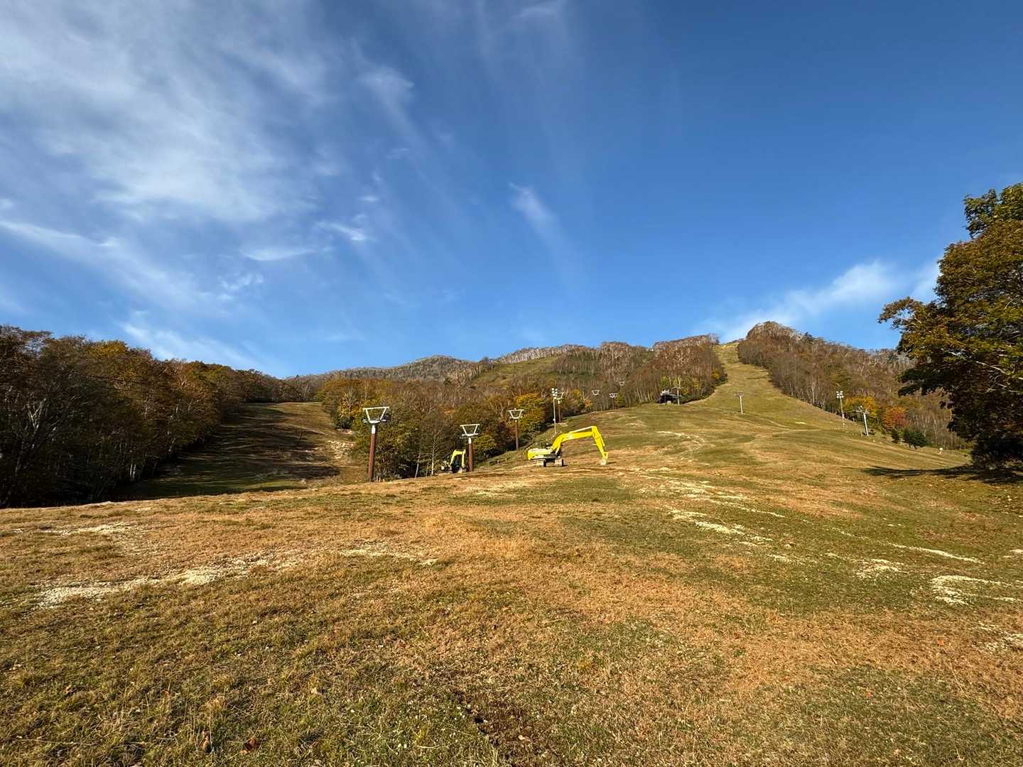 ドンドン行くよ〜。
右のゲレンデを上がります。