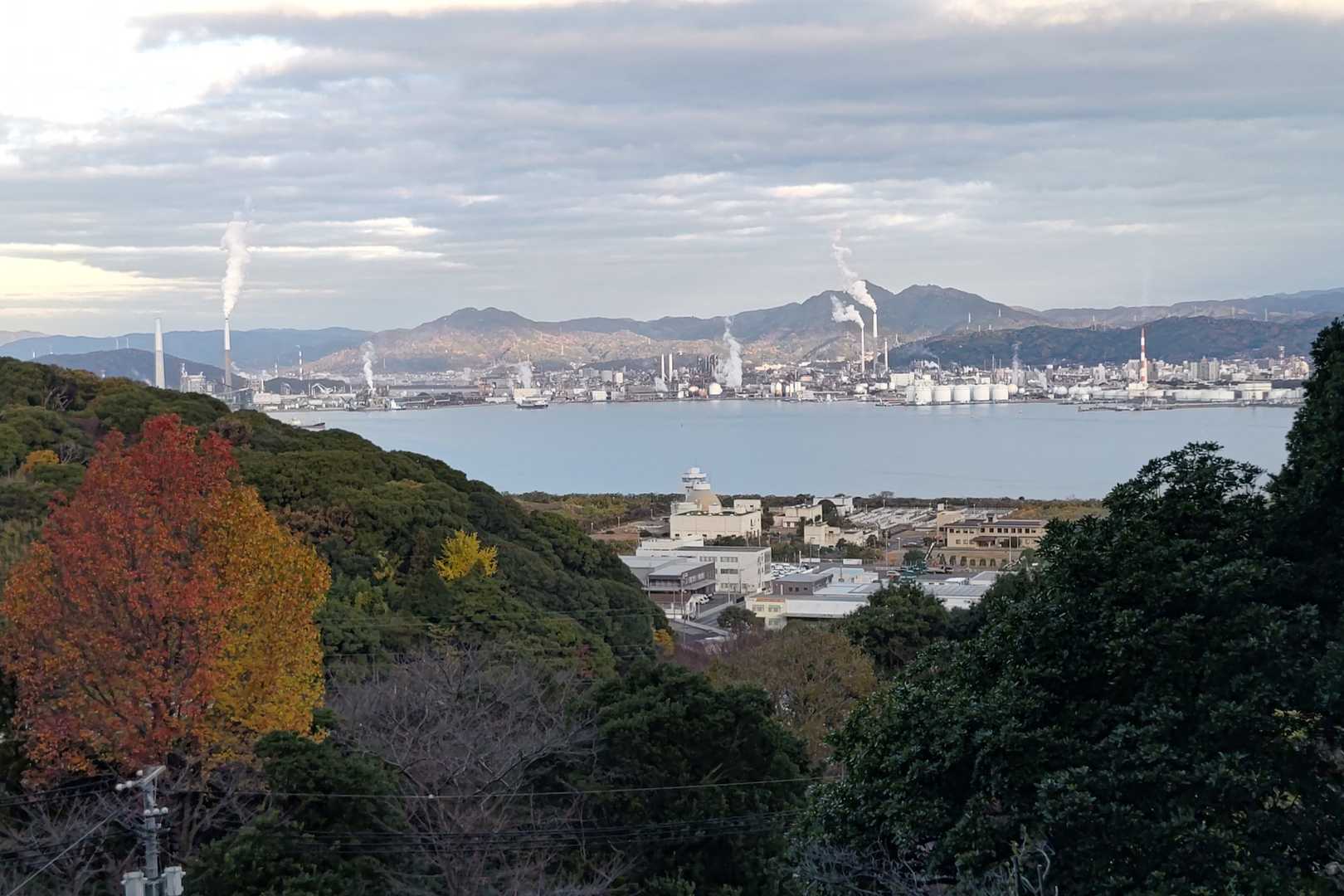徳山湾。石油コンビナートが見えます。