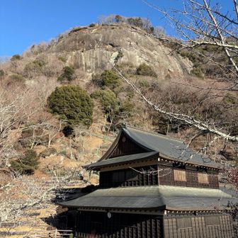 お寺に見えたのは「ふれあいの館」でした☺️

平成25年4月、「岩殿山ふれあいの館」の1階が白簱史朗氏写真館としてリニューアルオープンしました。
　本市出身の山岳写真家　白簱史朗氏が撮影した、秀麗富嶽十二景から眺めた四季折々の富士山の写真を中心に展示しています。また、今では見ることが出来ない大月市の昔の写真を展示しています。
　2階展望室からは大月市街地を一望することができ、晴れた日には富士山を望むことができます。