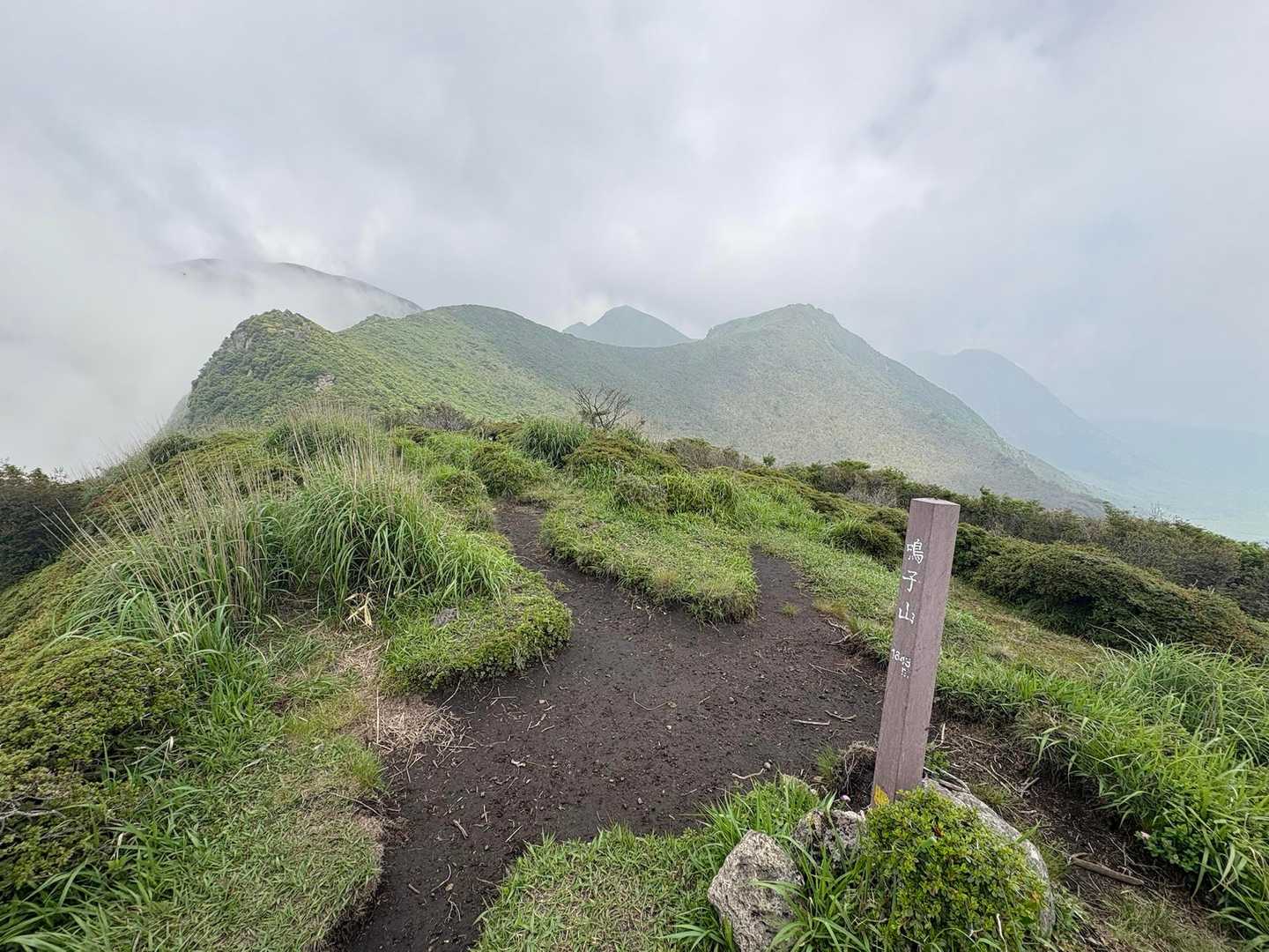 着いた〜
白口岳の向こうに稲星と中岳かな？
山頂でゆっくりランチタイム🍙