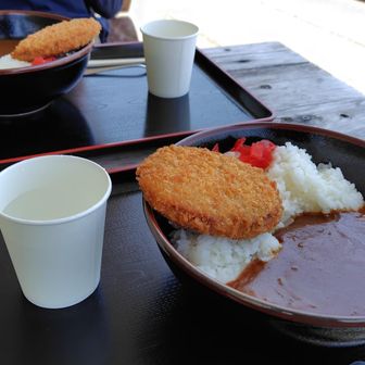 名物の伊勢うどんや草だんご
もある中、あえてカレーライス(笑)