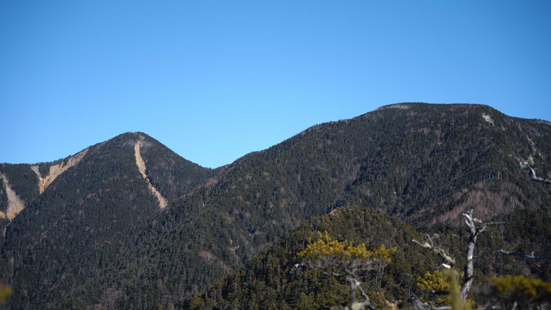 そのまま木賊山・甲武信ヶ岳へ。
明らかに遠い 笑