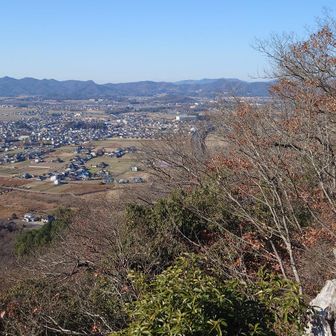 権現堂山頂より佐野市吉水町方面を望む、北関東自動車道も見ることができる