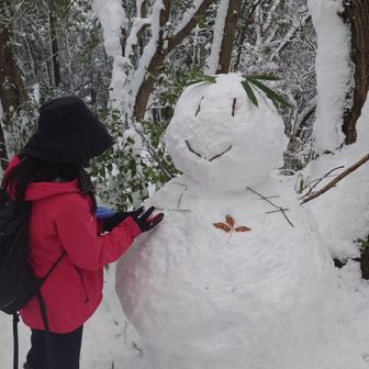 先程までとはサイズが違う
雪だるま３号