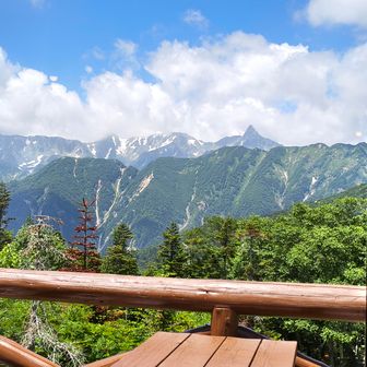 常念小屋の食堂から