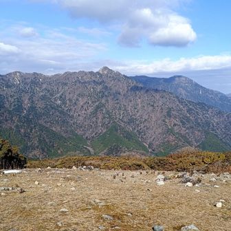 北の頭に到着いい眺め✨️
おっ😄😁かっこいい鎌ヶ岳ね〜
この前登ったね😚