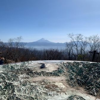 帰りがけに茅ヶ岳でツイン富士山パチリ。