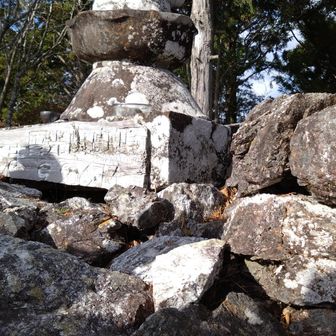 山頂925.9m大黒様の足元には二等三角点
（今年も安全に登山が出来ますように）

