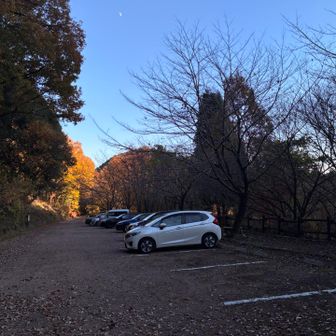 駐車場はこんな感じ、麓からの道は狭いですが
すれ違いできる場所も多いです