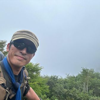 んー
真っ白
先日の鳥海山でピットブルを壊してしまい、今日はモンスタードッグ
モンスタードッグからピットブルにモデルチェンジした時は、スポーティになり軟弱になったなーと思いましたが、モンスタードッグはイヤーソックも無く、滑る