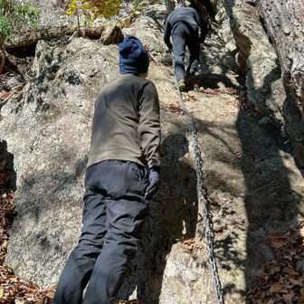 天狗岩　別名将門の隠れ岩
途中まで鎖がありましたが、その先は鎖もなく落ち葉で覆われてるので途中で撤退