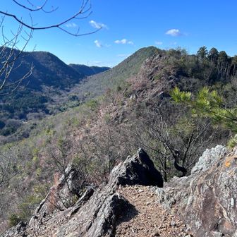 前どんぐり山からは歩いてきた山がはっきり見えた