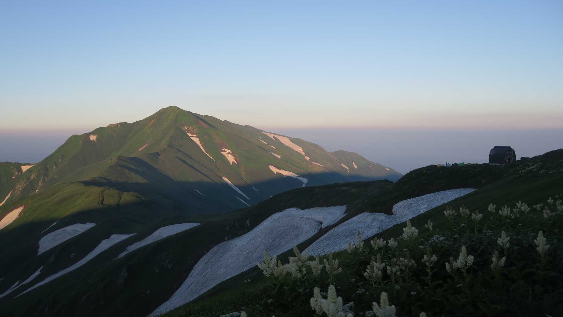 昨日歩いた、朝日を浴びる御西小屋から大日岳への縦走路