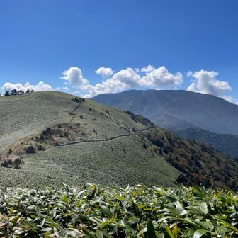 遠そうに見える山は翌日登る恵那山。
山容は雄大です⛰️