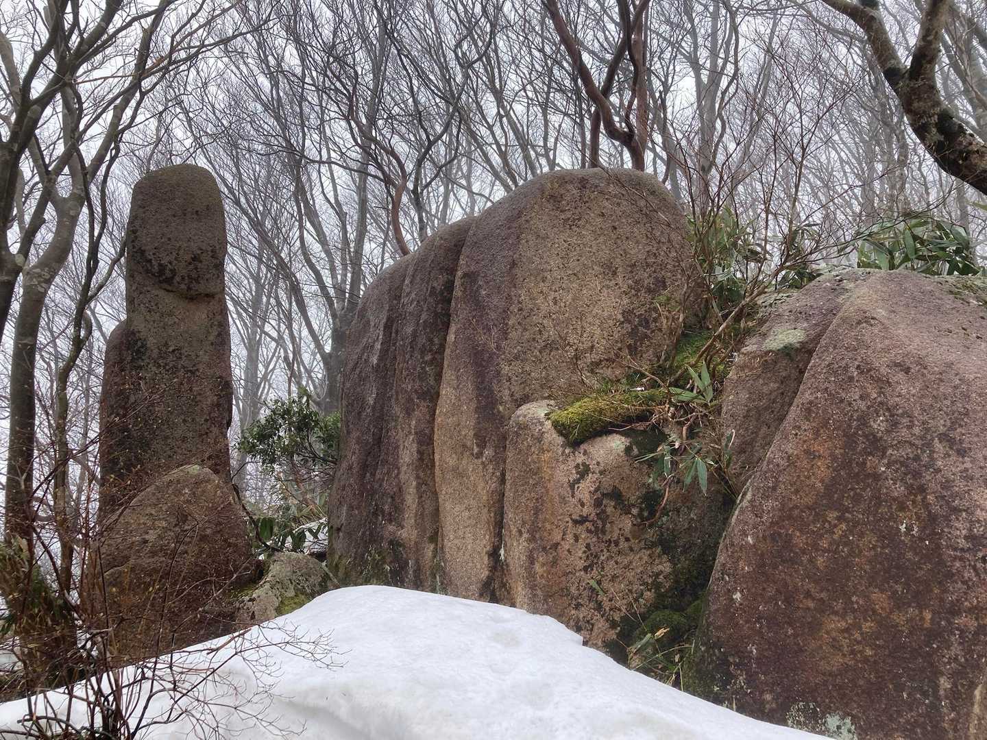 大きな岩は、相変わらず。