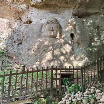 岩壁に彫られた大仏様🙏