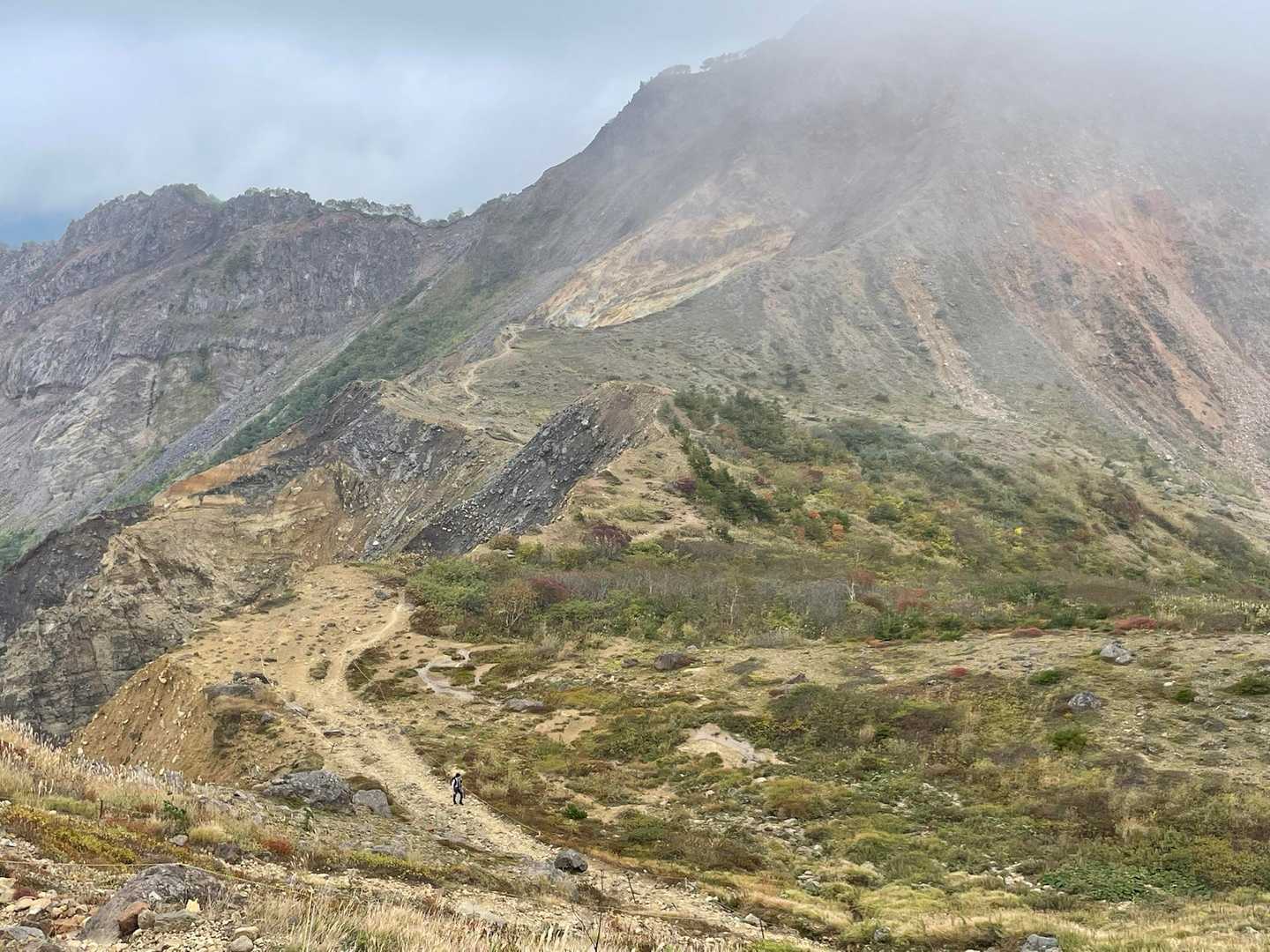 目の前に櫛ケ峰を眺めながらの絶景スポット。
雲がかかってやや残念