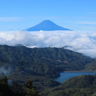 雷岩からの富士山と上日川ダム湖
