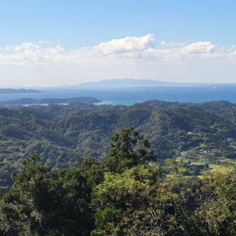 木ノ根峠～不入斗山の尾根。奥には大房岬