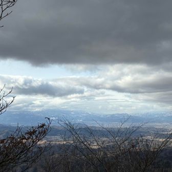 北(北西？)を望む

今年お世話になった、吾妻連峰な気がする