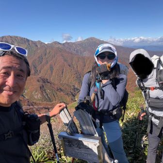 で、いくつかのピークを超えて巻倉山でパシャリ！
奥の山が、本日のゴール中ノ岳（左）、と越後駒ヶ岳（右）
今回は強強の2人も一緒なので心強かったです🤭