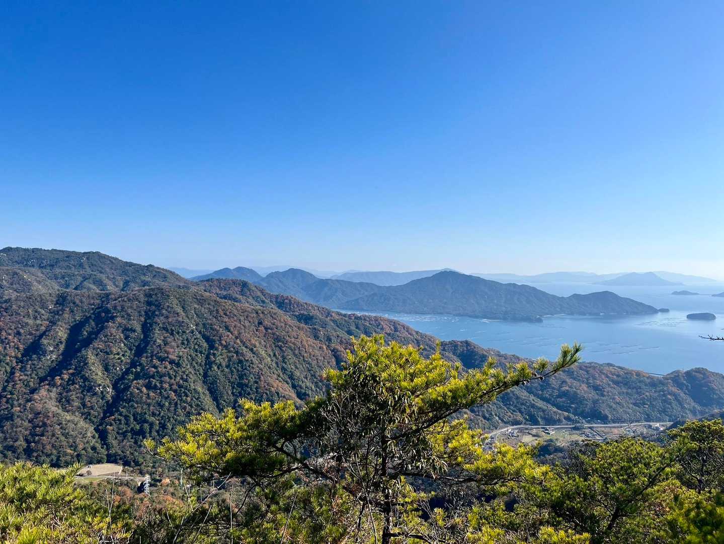 傘山は
眺望バツグン👍🏻

歩きやすくて
整備の行き届いた
ホントに素敵なお山です𖡼.𖤣𖥧𖡼.