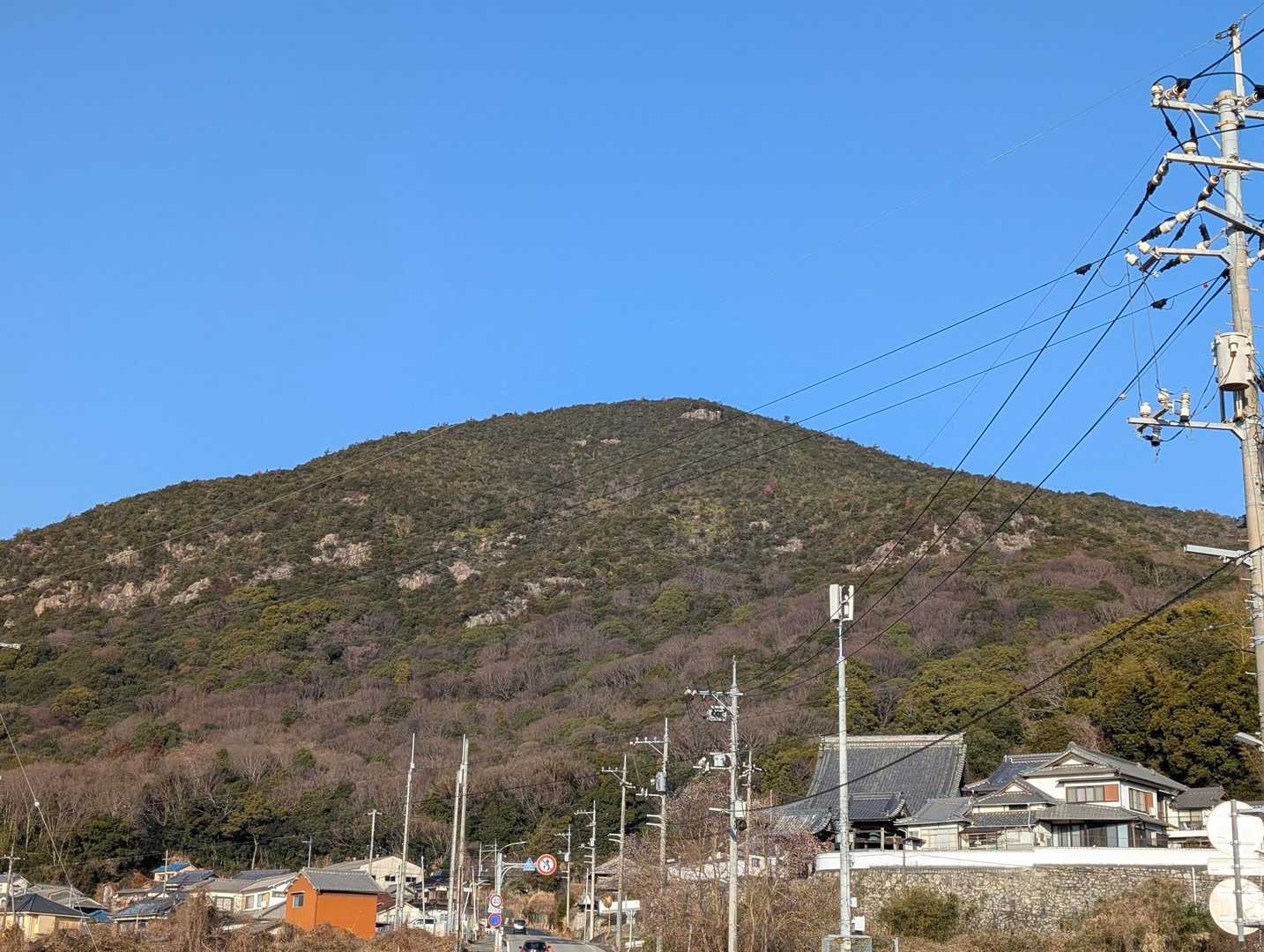これから登る毘沙門山
山頂付近にある岩盤がビシャゴ岩です