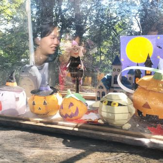 今日の切り株アートはハロウィン
