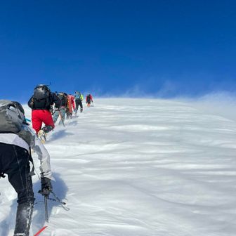 爆風を浴びながら前へ