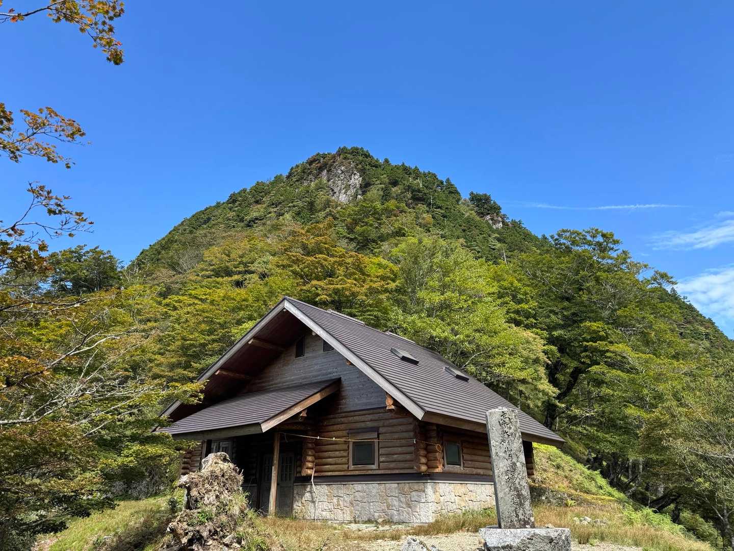 行者還岳と避難小屋。
小屋を拝見しましたが、綺麗でした。