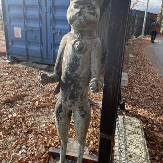 佐貫観音石仏を見に行きましょう。途中に怖い猫がいました。