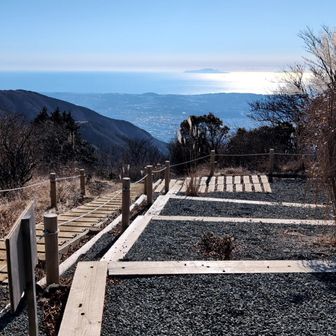 新大日。茶屋跡だそう。ここで昼休憩。海を見下ろしながら心地よい日向ぼっこ。