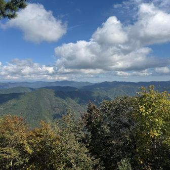 京都北山の山々にはなかなか眺望のいいところが少ないので新鮮です