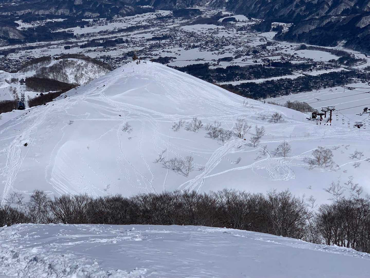 スキーやボードを担いで登ってくる方も沢山いらっしゃいました